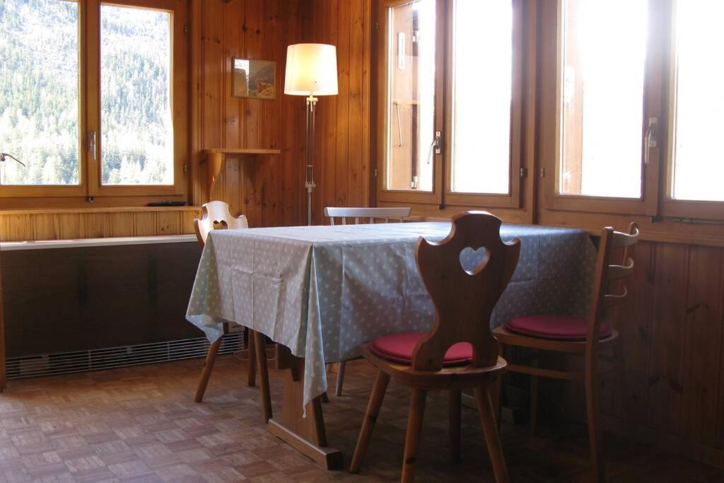 Alpia 26 - Zwei Zimmerwohnung In Traditionellem Walliser Haus Gasenried Extérieur photo