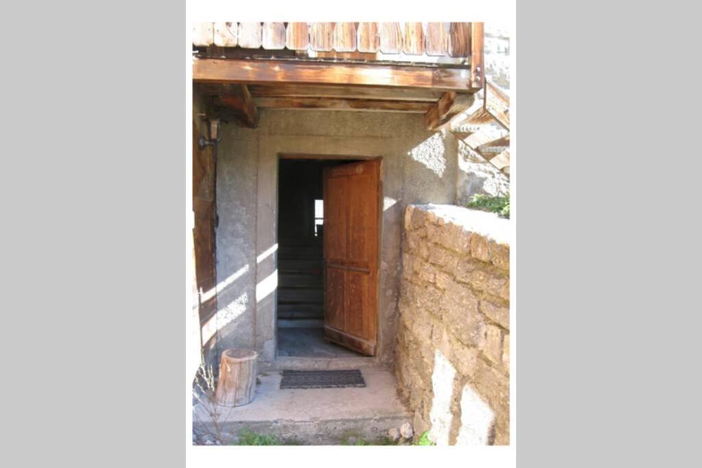 Alpia 26 - Zwei Zimmerwohnung In Traditionellem Walliser Haus Gasenried Extérieur photo