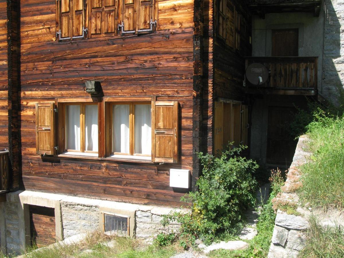 Alpia 26 - Zwei Zimmerwohnung In Traditionellem Walliser Haus Gasenried Extérieur photo